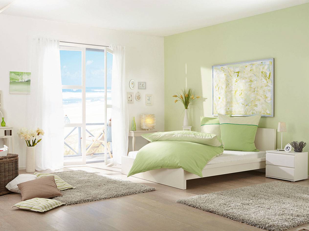 Schlafzimmer, Bettwäsche, Teppich und Meerblick.