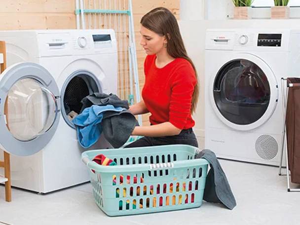 Bosch Waschmaschine, Trockner und Wäschekorb