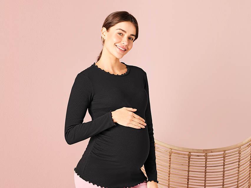 Langärmliges Umstandsoberteil und Umstandsshirt.