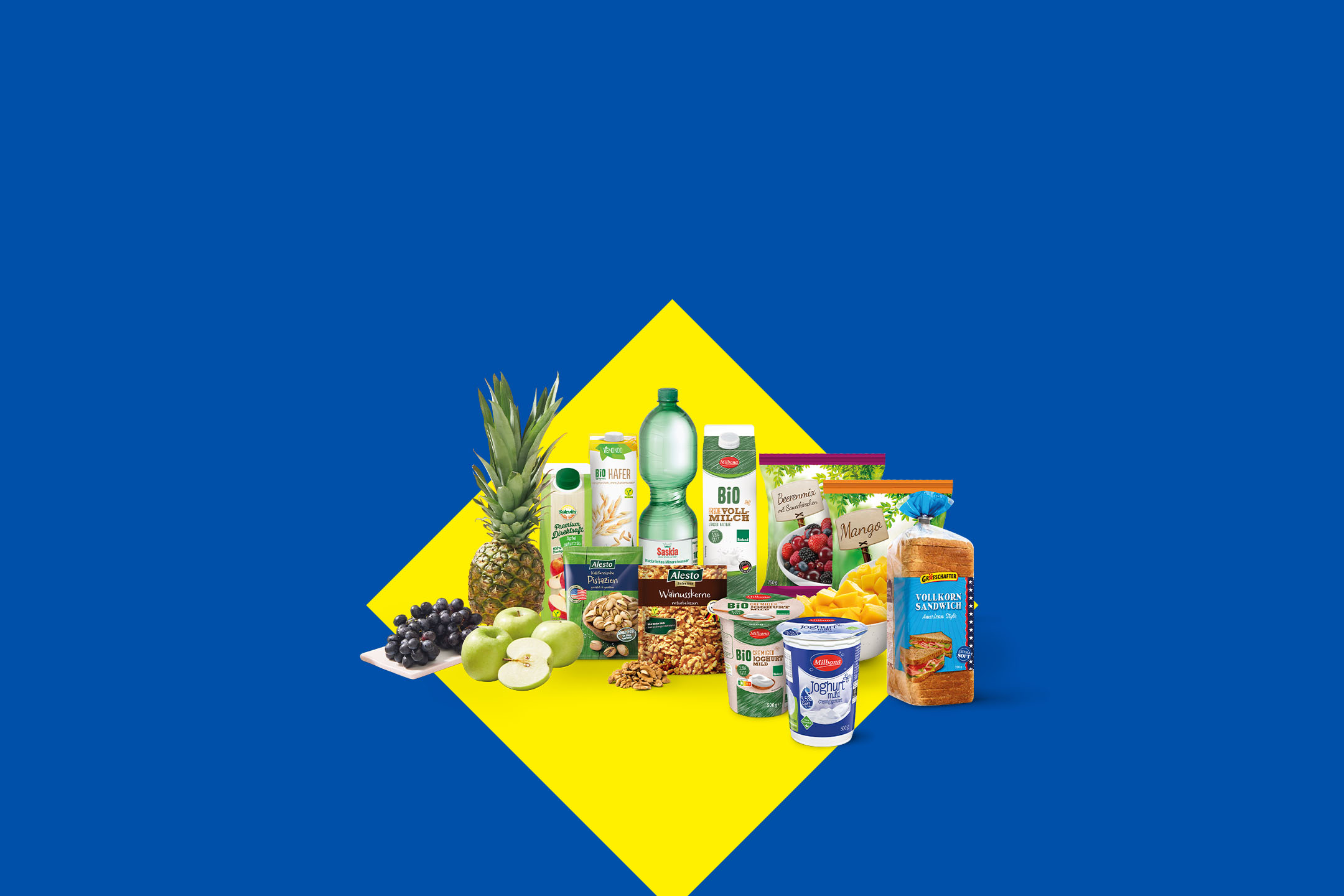 Eine Auswahl an Lebensmitteln wie Ananas, Trauben, Äpfel, Nüsse, Joghurt, Milch, Saft, Wasser, Brot und Tiefkühlfrüchte.