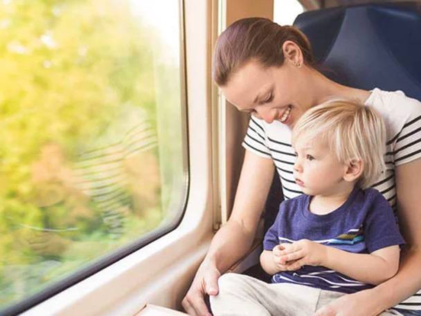 Mutter und Kind im Zug.