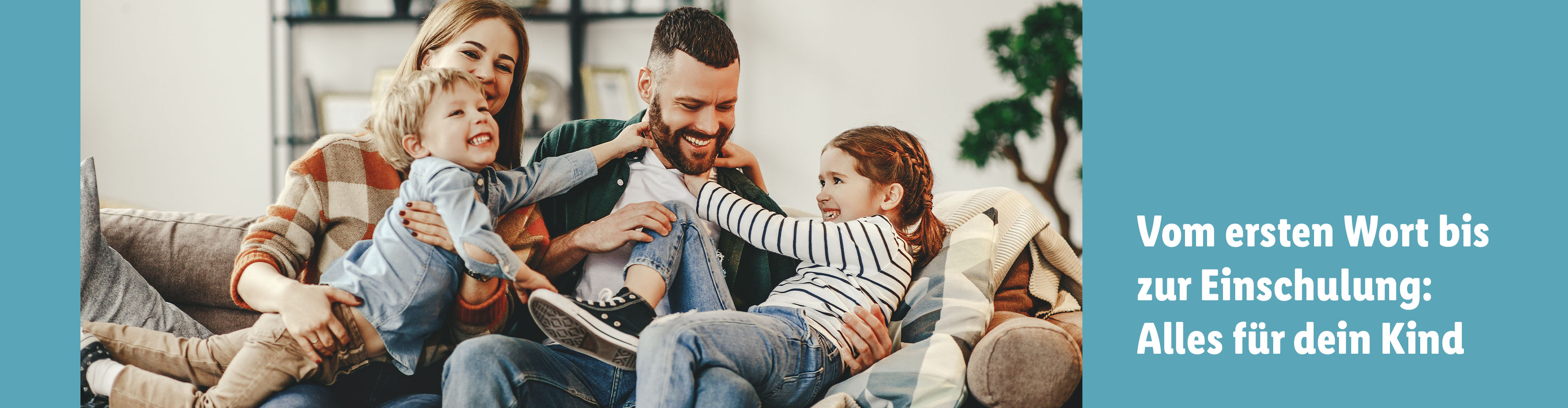 Familie entspannt auf der Couch mit Kindern.