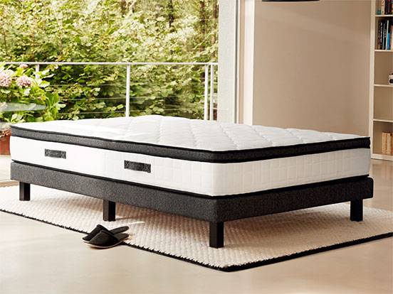 Matratze und Bettrahmen im modernen Schlafzimmer.