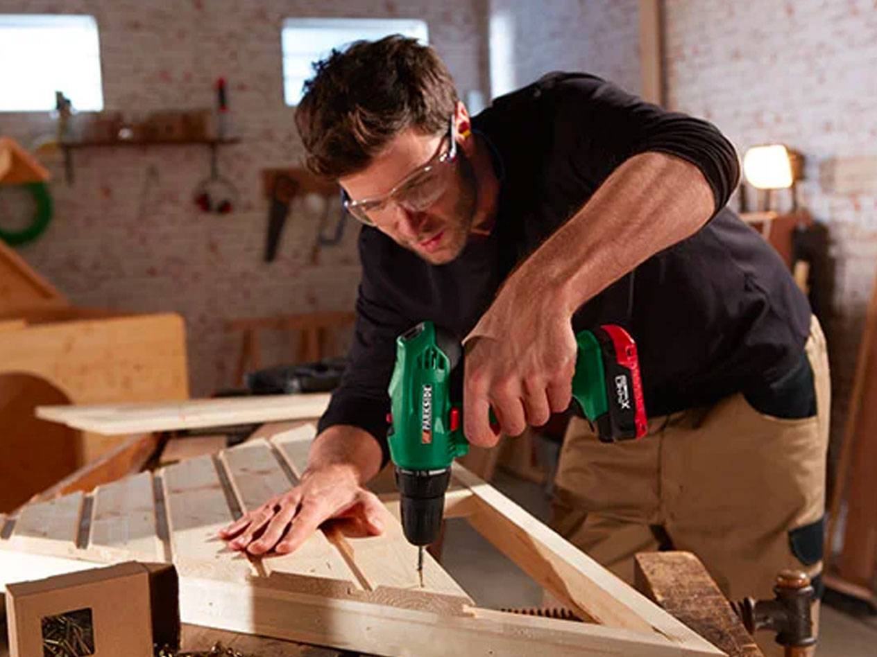 Parkside Akkubohrmaschine und Holzarbeiten.