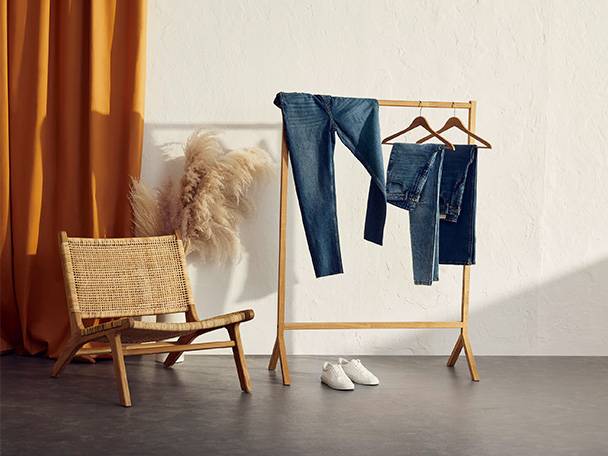 Jeans, Holzstuhl und Schuhe.