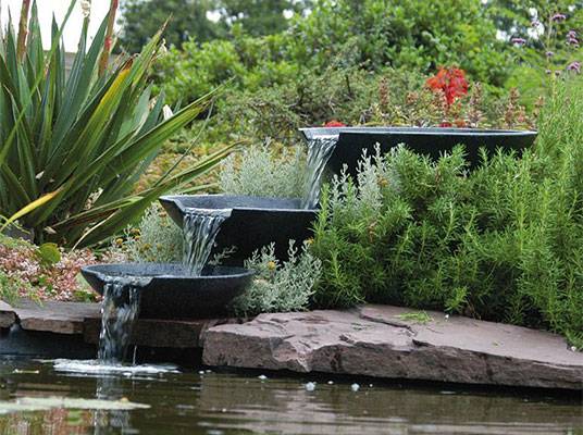 Dreistufiger Wasserfall für den Garten, aus steinähnlichen Becken.
