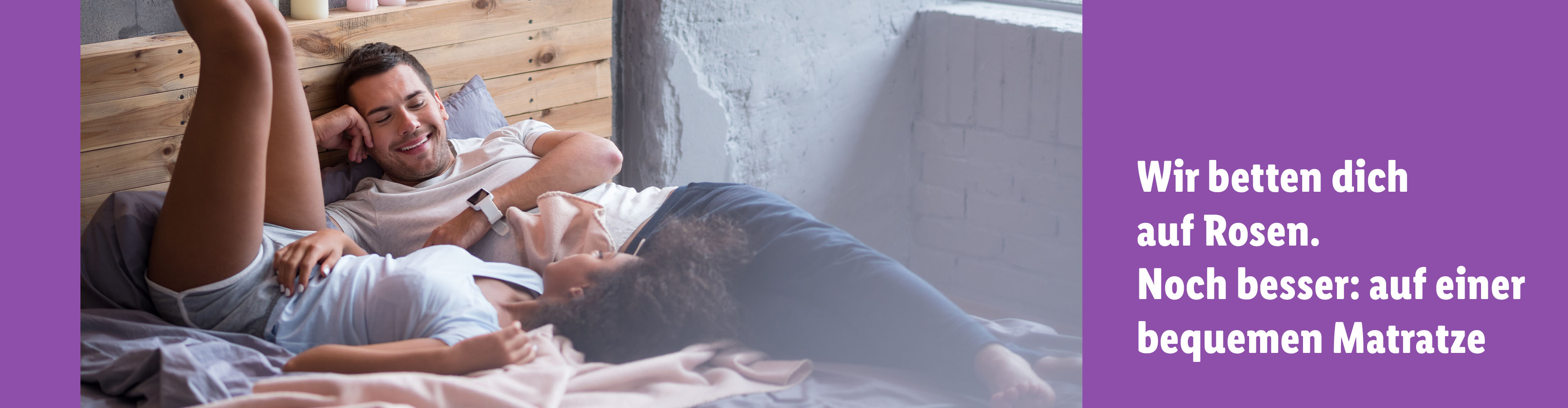 Paar im Bett mit Kerzen, bequeme Position.