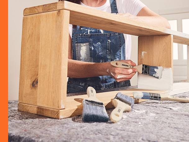Holz Möbel mit Pinseln streichen.