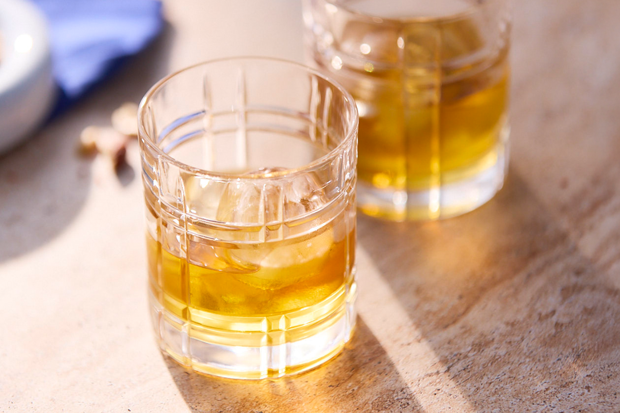 Zwei Gläser Whisky mit Eis.