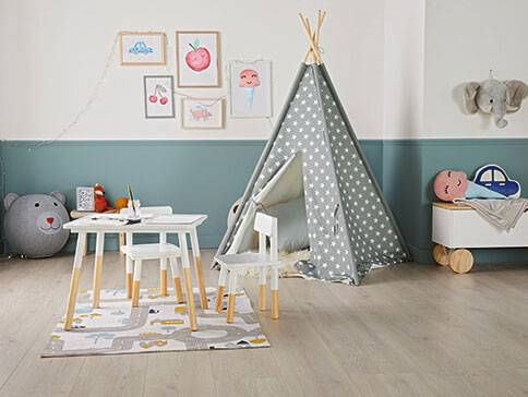 Kinderzimmer: Tipi, Tisch und Stühle, Spielzeug.