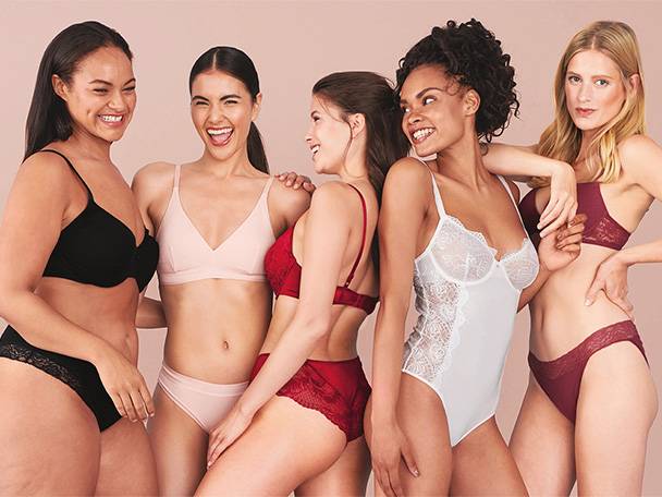 Frauen in Unterwäsche: BHs und Bodys.