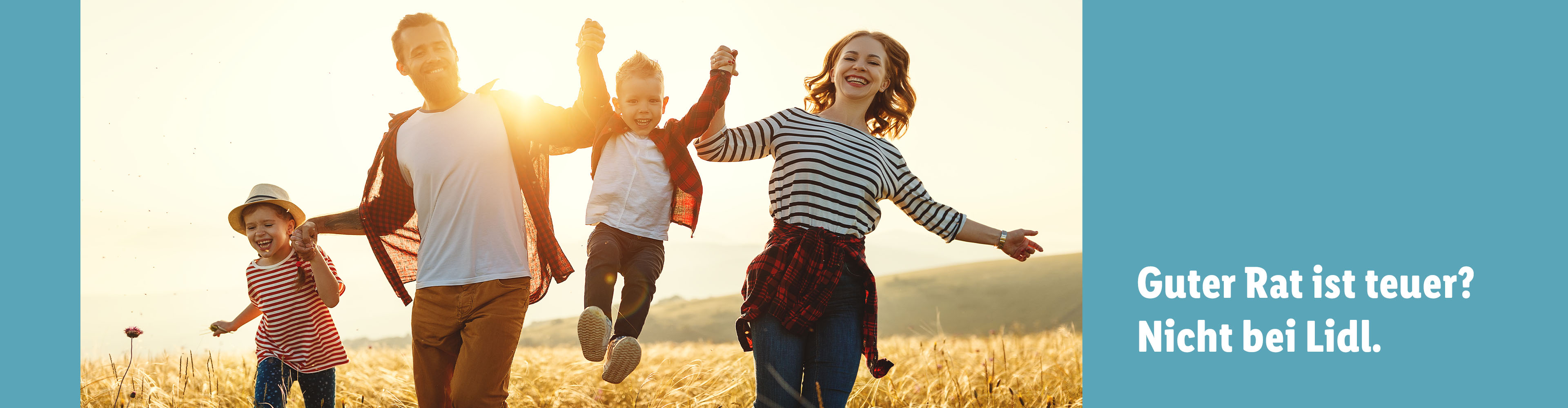 Glückliche Familie spielt auf dem Feld.