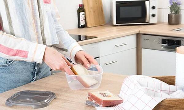 Brotboxen und Plastikbehälter in der Küche.