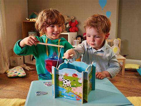 Kinder spielen ein Bauernhof-Angelspiel.