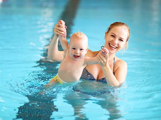 Mutter und Kind im Schwimmbad.