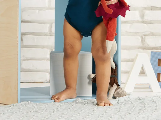 Babyschuhe, Spielzeug und Kindermöbel.