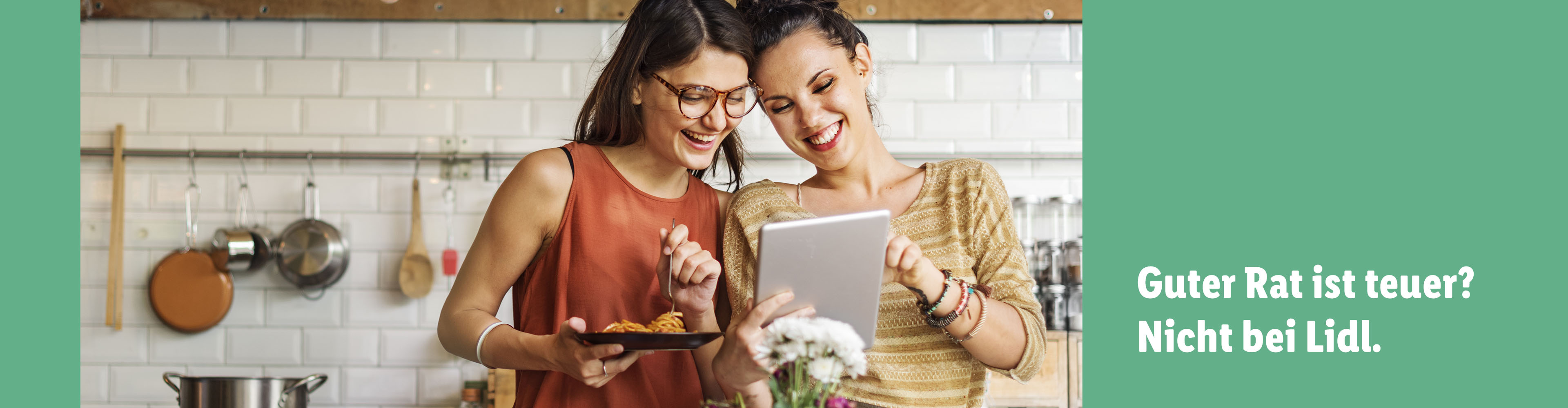 Lidl: Zwei Frauen in der Küche, eine isst Spaghetti, die andere benutzt ein Tablet.