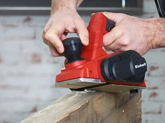 Einhell-Hobel bearbeitet Holz.