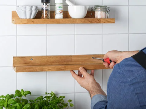 Montage von Holzregalen für Gewürze und Zubehör.