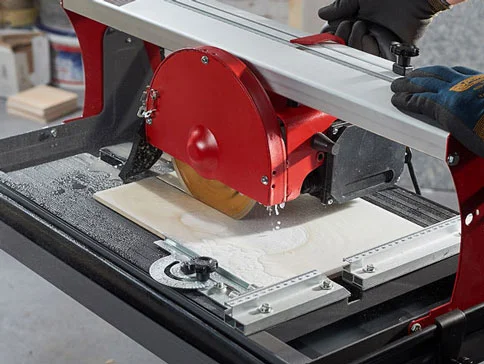 Fliesenschneider schneidet Keramikfliesen.