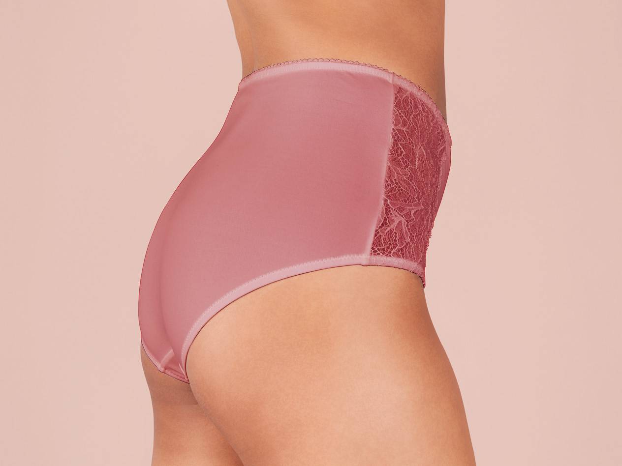 Rosa Satin-Höschen mit Spitze.