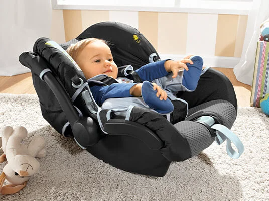 Babyschale mit Baby.