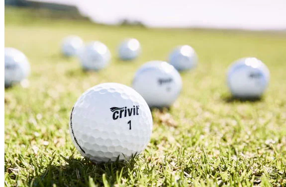 Crivit Golfbälle auf dem Rasen.