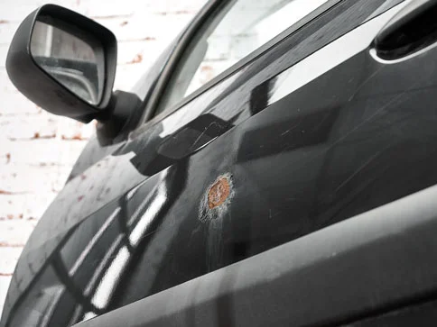 Rost an der Autotür und Seitenspiegel.