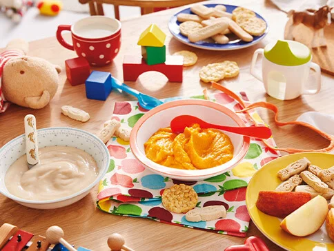 Babyessen: Püree, Kekse und Obst.