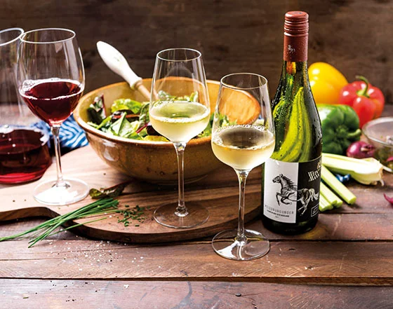 West Winds Wein, Weiß- und Rotwein, Salat.