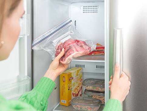 Fleisch in Gefrierbeuteln im Kühlschrank.