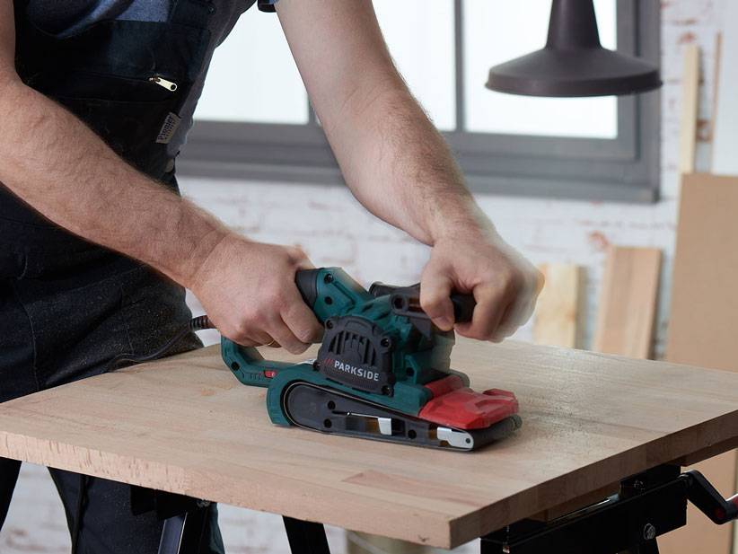 Parkside Bandschleifer schleift Holz.