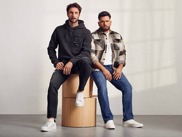 Herrenjeans und Hoodies.