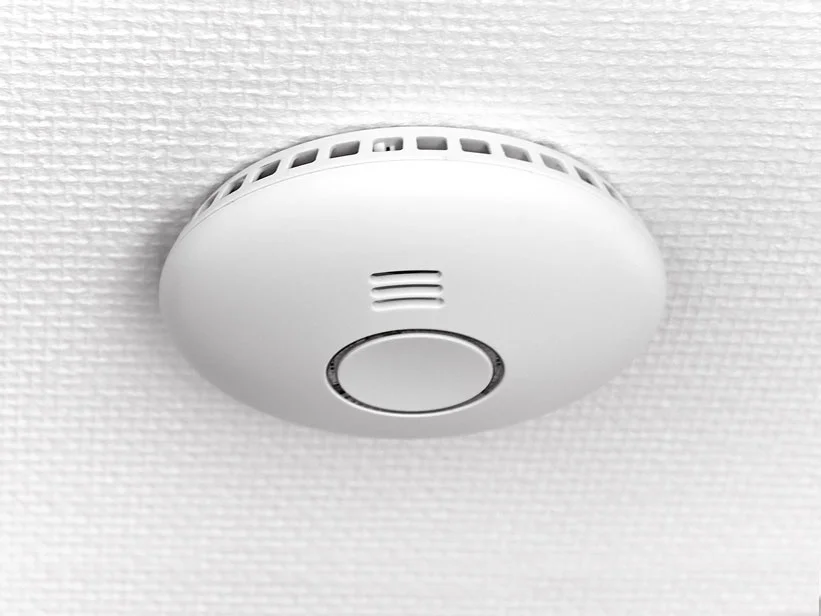 Weißer Rauchmelder an der Wand.