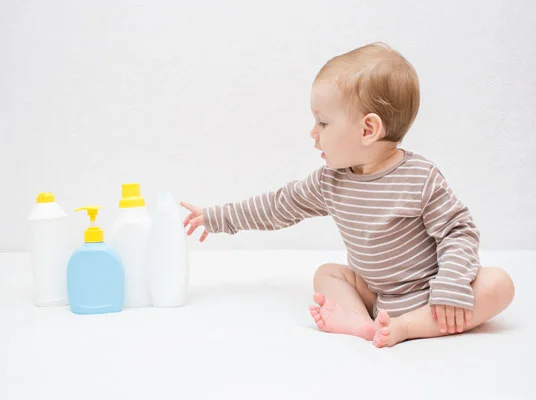 Baby und Reinigungsmittelflaschen.