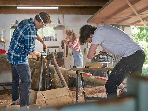 Tischler arbeiten mit Holz und Bosch Werkzeugen.