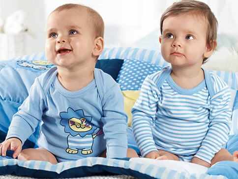 Babykleidung: Bodys und gestreiftes Shirt.