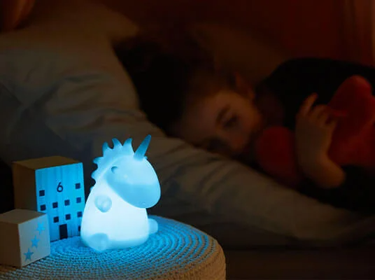 Ein Einhorn-Nachtlicht im Kinderzimmer.