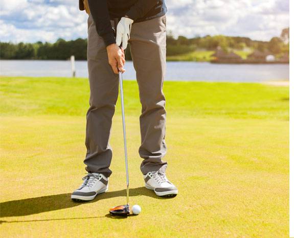 Golfer puttet einen Golfball.