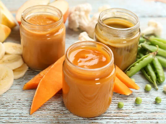 Babynahrung im Glas: Obst- und Gemüsebrei.