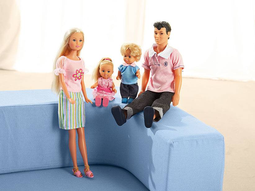 Puppen: Familie, Vater, Mutter und Kinder.