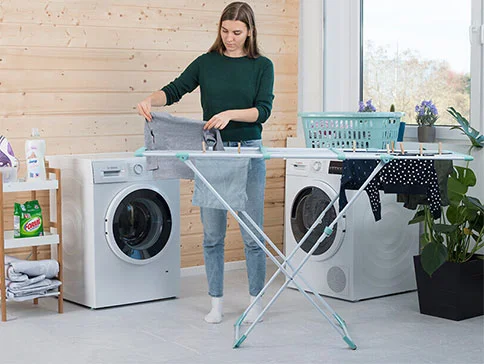Wäsche auf Wäscheständer und Waschmaschinen.