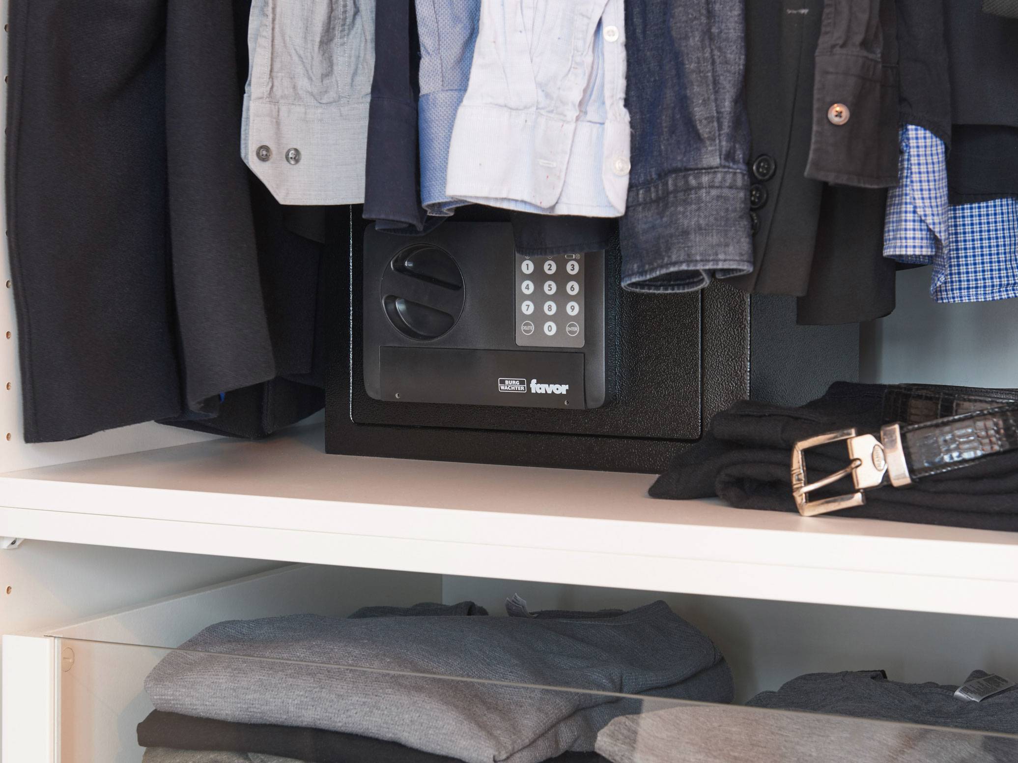 Kleiderschrank mit Favor Safe und Kleidung.