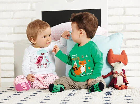 Babykleidung: Vogel- und Fuchsmotive.