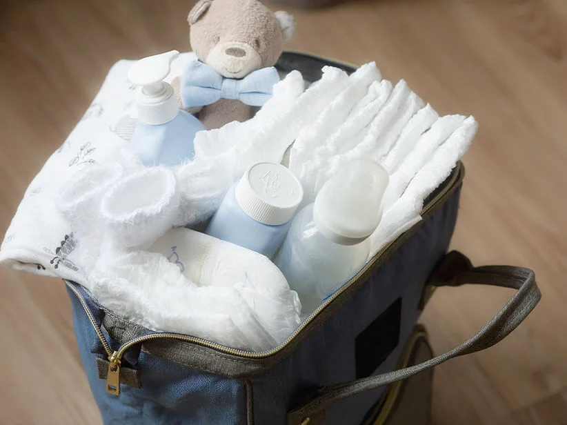 Windeln, Babyartikel und Teddybär