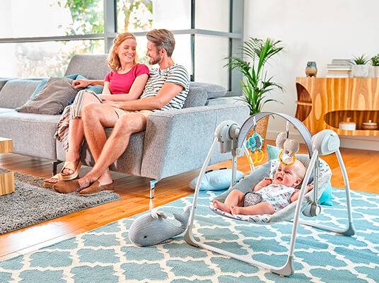 Babywippe, Eltern auf Sofa.