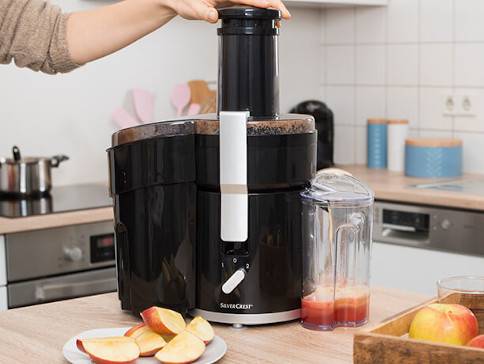 SilverCrest Entsafter und Saftbehälter.