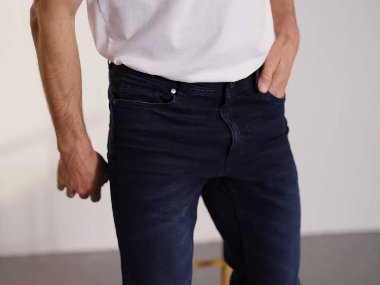 Dunkelblaue Jeans und weißes T-Shirt.