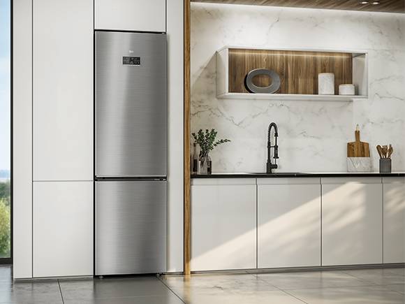 Moderner AEG Kühlschrank in einer integrierten Küche.