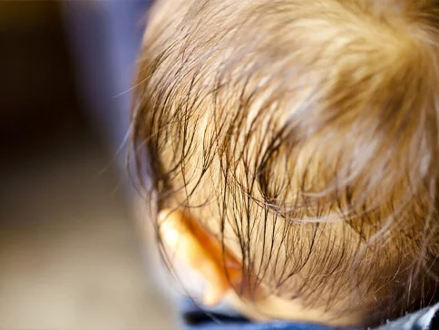 Hinterkopf eines Kindes, helles Haar.